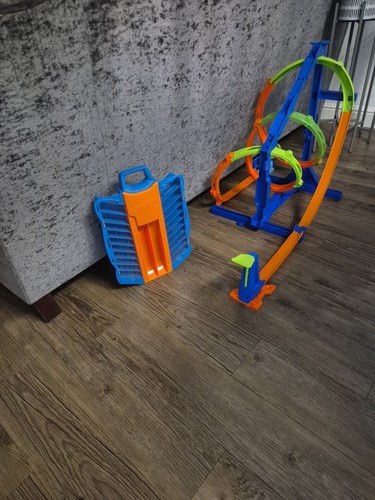 Hot wheels track - hot,